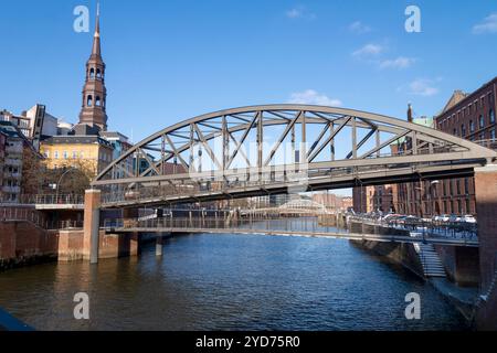 Blick auf die alte Elbbrücke in Hamburg. Stockfoto