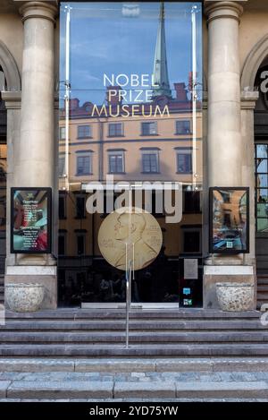 Stockholm, Schweden: 2. Mai 2024: Der Haupteingang zum Nobelmuseum im Zentrum Stockholms, der Ort, an dem Informationen über den Nobelpri ausgetauscht werden Stockfoto