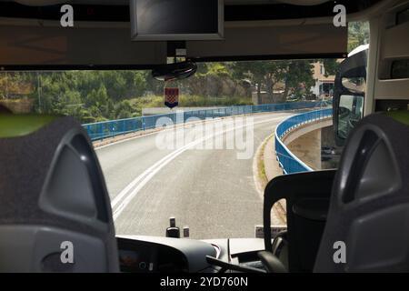 Fahrer Blick auf die Windschutzscheibe von einer öffentlichen Busfahrt; Busfahrt auf der gut gepflegten neuen Straße von Split nach Dubrovnik in Kroatien. (138) Stockfoto