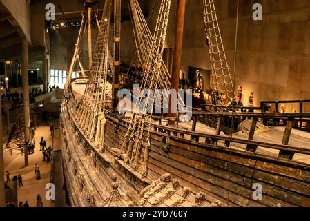 Stockholm, Schweden - 5. Mai 2024: Das Vasa-Museum in Stockholm. Das Vasa-Museum zeigt das einzige fast vollständig intakte Kriegsschiff Vasa aus dem 17. Jahrhundert. Stockfoto