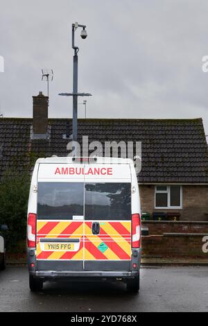 Krankenwagen parkte unter einer überwachungskamera in Skipton Close, Corby, England. Stockfoto