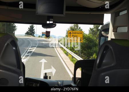 Fahrer Blick auf die Windschutzscheibe von einer öffentlichen Busfahrt; Busfahrt auf der gut gepflegten neuen Straße von Split nach Dubrovnik in Kroatien. (138) Stockfoto