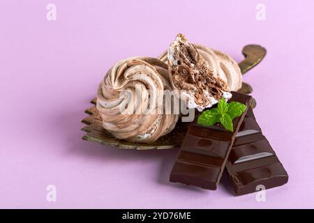 Meringues mit dunkler Schokolade aus nächster Nähe. Stockfoto