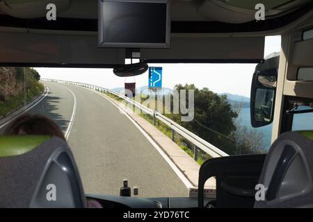 Fahrer Blick auf die Windschutzscheibe von einer öffentlichen Busfahrt; Busfahrt auf der gut gepflegten neuen Straße von Split nach Dubrovnik in Kroatien. (138) Stockfoto