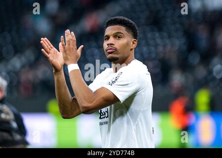 Frankfurt, Deutschland. Oktober 2024. Aurele Amenda (Eintracht Frankfurt, #05) bedankt sich bei den Fans, GER, Eintracht Frankfurt gegen Rigas FS, Fussball, UEFA Europa League, 3. Spieltag, Spielzeit 2024/25, 24.10.2024. Foto: Eibner-Pressefoto/Florian Wiegand Credit: dpa/Alamy Live News Stockfoto