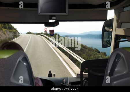 Fahrer Blick auf die Windschutzscheibe von einer öffentlichen Busfahrt; Busfahrt auf der gut gepflegten neuen Straße von Split nach Dubrovnik in Kroatien. (138) Stockfoto