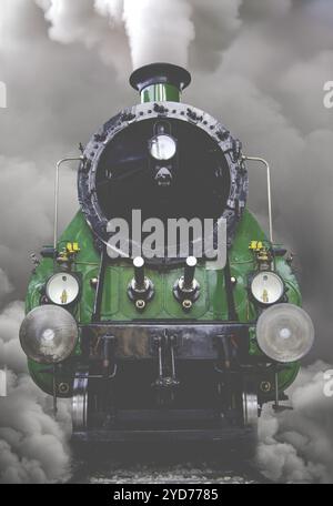 Vintage-Zug Umgeben Von Rauch- Und Dampfpüree Stockfoto