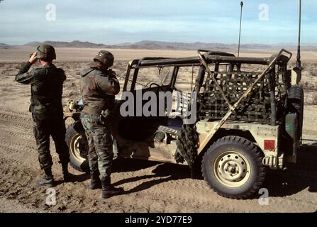Fort Irwin, CA. USA. Mai 1991. Das Fort Irwin National Training Center (Fort Irwin NTC) ist ein wichtiges Trainingsgebiet für das US-Militär in der Mojave-Wüste im Norden des San Bernardino County, Kalifornien. Fort Irwin liegt auf einer durchschnittlichen Höhe von 2.454 ft (748 m) und liegt 37 mi (60 km) nordöstlich von Barstow in den Calico Mountains. Das National Training Center ist Teil des US Army Forces Command (FORSCOM). Die gegnerische Streitmacht im National Training Center ist das 11. Gepanzerte Kavallerie-Regiment, die Blackhorse Cavalry, die auf der Basis stationiert sind, um eine gegnerische Streitmacht zu bilden Stockfoto