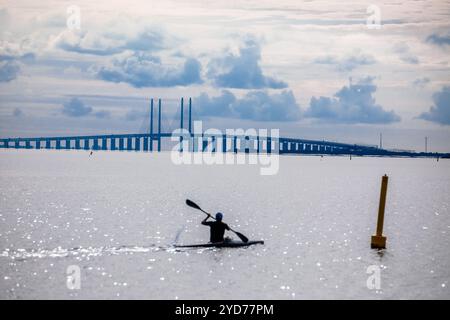 Oresund internationale Brücke verbindet Schweden und Dänemark Blick vom Meer, interstate Verbindung Stockfoto