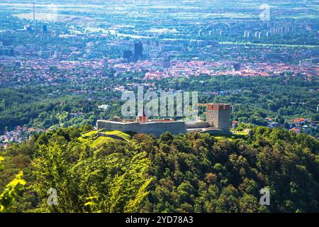 Panoramablick auf die Stadt Zagreb von Medvedgrad Stockfoto