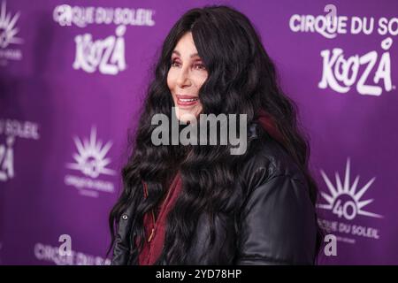 SANTA MONICA, LOS ANGELES, KALIFORNIEN, USA – 24. OKTOBER: Cher kommt bei der Premiere des Cirque du Soleil „KOOZA“ Red Carpet am Santa Monica Pier am 24. Oktober 2024 in Santa Monica, Los Angeles, Kalifornien, USA. (Foto: Xavier Collin/Image Press Agency) Stockfoto