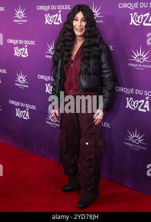 SANTA MONICA, LOS ANGELES, KALIFORNIEN, USA – 24. OKTOBER: Cher kommt bei der Premiere des Cirque du Soleil „KOOZA“ Red Carpet am Santa Monica Pier am 24. Oktober 2024 in Santa Monica, Los Angeles, Kalifornien, USA. (Foto: Xavier Collin/Image Press Agency) Stockfoto