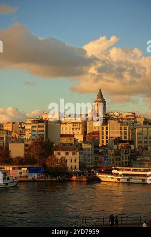 Galata Tower Sonnenuntergang von der Galata Brücke in Istanbul Stockfoto