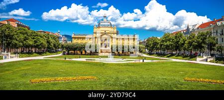 Kunstpavillon und Brunnen auf dem König-Tomislav-Platz in Zagreb Panoramablick Stockfoto