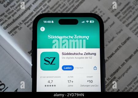 Bayern, Deutschland - 25. Oktober 2024: IPhone mit der App Süddeutsche Zeitung SZ im Appstore auf einer Zeitung. Symbolbild Einstellung lokaler Druckausgaben und Schließung lokaler Redaktionen *** iPhone mit der App Süddeutsche Zeitung SZ im Appstore auf einer Zeitung. Symbolbild Einstellung der lokalen Printausgaben und schließung der Lokalredaktionen Stockfoto