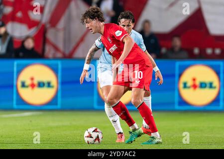 Enschede, Niederlande. Oktober 2024. ENSCHEDE, NIEDERLANDE - 24. OKTOBER: Luca Pellegrini von SS Lazio und Sam Lammers vom FC Twente während des UEFA Europa League 2024/25 League Phase MD3 Spiels zwischen dem FC Twente und S.S. Lazio im FC Twente Stadium am 24. Oktober 2024 in Enschede, Niederlande. (Foto von Joris Verwijst/Orange Pictures) Credit: Orange Pics BV/Alamy Live News Stockfoto