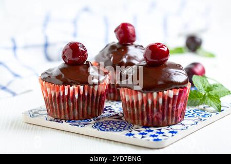 Hausgemachte Schokoladen-Cupcakes mit Kirsche. Stockfoto