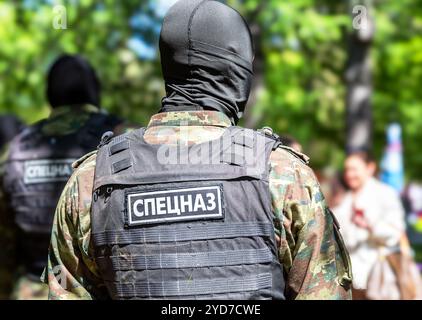 Soldat der Spezialkräfte in Körperpanzerung. Inschrift: Spezialkräfte Stockfoto