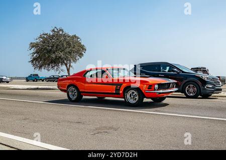 Gulfport, MS - 04. Oktober 2023: Weitwinkelansicht eines Ford Mustang Boss 302 Fastback Coupés aus dem Jahr 1970 auf einer lokalen Autoshow. Stockfoto