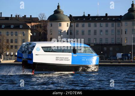 STOCKHOLM, Schweden. , . Das Teil eines weltweit einzigartigen Pilotprojekts im öffentlichen Nahverkehr in Stockholm ist. Die Verkehrsverwaltung in der Region Stockholm/SL testet in Zusammenarbeit mit Candela und der schwedischen Verkehrsverwaltung das elektrische Tragflächenboot Nova, das die Pendlerlinie Ekerö–Stockholm bedienen wird. Das Boot, das von der Bezirksverwaltung eine Ausnahmeregelung erhalten hat, die Geschwindigkeitsbegrenzung in der Stadt zu überschreiten, wird über der Wasserlinie schweben, was die Fahrt schnell und energieeffizient macht, sowie mit Credit: TT News Agency/Alamy Live News Stockfoto