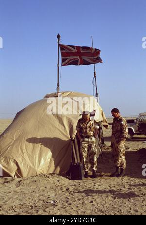 Erster Golfkrieg: 10. März 1991 zwei Soldaten der 7. Panzerbrigade der britischen Armee, die Desert Rats, stehen vor einem temporären Kommunikationszelt in der Wüste in Kuwait. Stockfoto