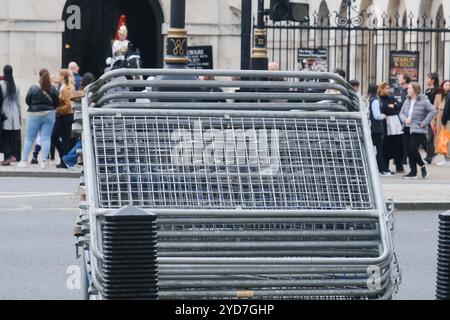 Westminster, London, Großbritannien. Oktober 2024. Sicherheitsbarrieren um Denkmäler und Statuen in Westminster vor der tommy Robinson-Kundgebung und den Protesten. Quelle: Matthew Chattle/Alamy Live News Stockfoto