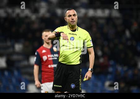 Foto Massimo Paolone/LaPresse 22 Dicembre 2023 - Reggio Emilia, Italia - Sport, calcio - Sassuolo vs Genua - Campionato italiano di calcio Serie A TIM 2023/2024 - Stadio Mapei Città del Tricolore. Nella foto: l’Arbitro Marco Guida da indicazioni ai giocatori 22. Dezember 2023 Reggio Emilia, Italien - Sport, calcio - Sassuolo vs Genua - italienische Fußballmeisterschaft der Serie A 2023/2024 - Mapei Stadium. Im Bild: Schiedsrichter Marco Guida ruft den Spielern Anweisungen Stockfoto