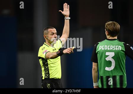 Foto Massimo Paolone/LaPresse 22 Dicembre 2023 - Reggio Emilia, Italia - Sport, calcio - Sassuolo vs Genua - Campionato italiano di calcio Serie A TIM 2023/2024 - Stadio Mapei Città del Tricolore. Nella Foto: l’Arbitro Marco Guida da indicazioni a Marcus Pedersen (US Sassuolo) 22. Dezember 2023 Reggio Emilia, Italien - Sport, calcio - Sassuolo vs Genua - italienische Fußballmeisterschaft der Serie A 2023/2024 - Mapei Stadium. Auf dem Bild: Schiedsrichter Marco Guida ruft Marcus Pedersen (US Sassuolo) Anweisungen Stockfoto