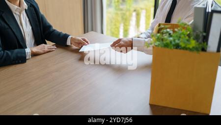 Job beenden Geschäftsmann, der Kündigungsschreiben sendet und Sachen packt, Depression zurücktritt oder Geschäftskarton im Büro trägt. Stockfoto