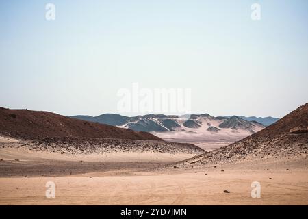 Spaziergänge in einer farbigen Schlucht in Ägypten Dahab. Blick von oben auf den Canyon in der Wüste in Ägypten Dahab. Stockfoto