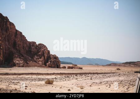 Spaziergänge in einem farbigen Canyon in Ägypten Dahab Sinai Road in der Wüste Stockfoto