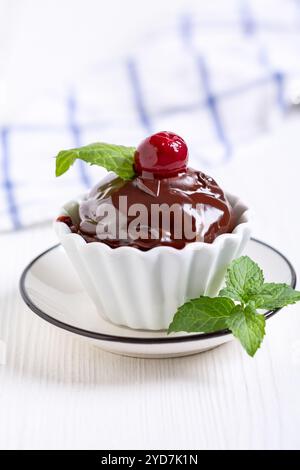 Hausgemachter Schokoladen-Cupcake. Stockfoto