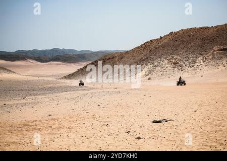 Bild der Wüste und der Berge auf der Sinai-Halbinsel bei Sonnenuntergang. Die Sinai-Wüste ist eine Attraktion, die für Urlauber aller Resorts zugänglich ist Stockfoto