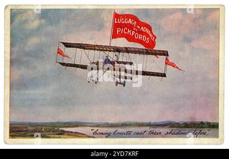 Original-Promo-Postkarte aus der Edwardianischen Ära für Pickfords-Umzüge, frühe Doppelflugzeuge mit Gepäck, das Banner wirbt „Gepäck im Voraus“ unten steht die Prognose „kommende Ereignisse passieren ihre Schatten vor“. Der schnelle Frachttransport mit dem Flugzeug, der in der Abbildung vorhergesagt wurde, war aber erst am 7. November 1910 Realität, als ein Flugzeug der berühmten Luftfahrtpioniere, die Brüder Wright, mit einer Ladung Seide von Dayton nach Columbus in den USA flog. Diese Postkarte ist vom 8. September 1910 datiert und abgestempelt und wurde von den Büros des Unternehmens in Glasshouse Yard Works, Aldersgate St. London EC1 UK, verschickt Stockfoto