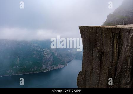 Ein atemberaubender Blick auf eine hohe Klippe mit Blick auf einen Fjord in Norwegen, Preikestolen, Norwegen Stockfoto
