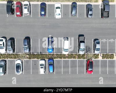 Blick aus der Vogelperspektive auf den offenen Parkplatz Stockfoto