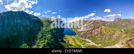 Lysefjord, Norwegen Ein Panoramablick auf eine gewundene Straße, die sich durch einen atemberaubenden norwegischen Fjord schlängelt. Stockfoto