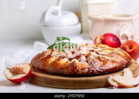 Hausgemachte rustikale Galette mit Pfirsichen. Stockfoto