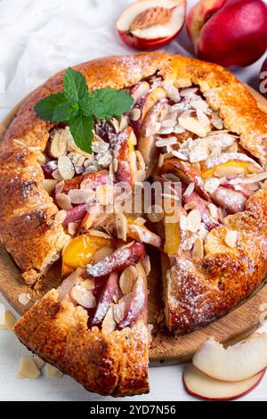 Rustikaler offener Kuchen mit Pfirsich oder Nektarine (französische Galette). Stockfoto