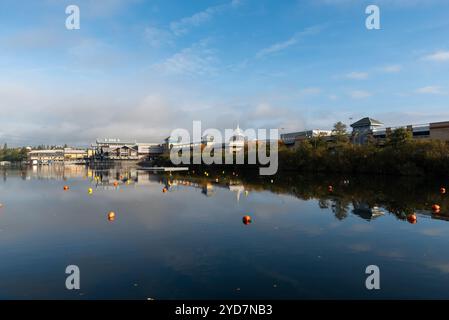 Alexandra Lake neben dem Intu Lakeside Shopping Centre, Thurrock, Essex, Großbritannien. Wassersport, Freizeiteinrichtung. Standort eines ehemaligen Kreidebruchs Stockfoto