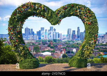 Blick auf die Skyline der Stadt London von Hampstead Heath durch den Blumenrahmen Stockfoto