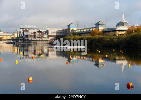 Alexandra Lake neben dem Intu Lakeside Shopping Centre, Thurrock, Essex, Großbritannien. Wassersport, Freizeiteinrichtung. Standort eines ehemaligen Kreidebruchs Stockfoto