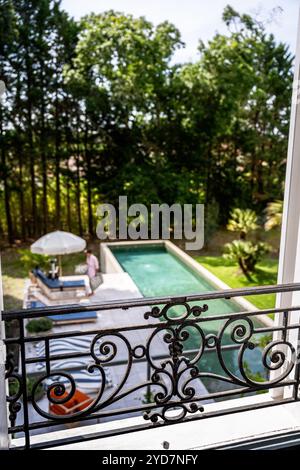 Blick vom Balkon einer Frau am Pool der Luxusvilla in Südfrankreich. Stockfoto