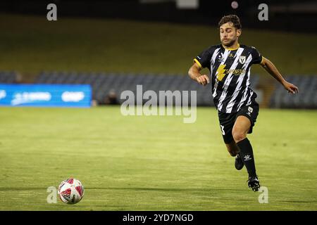 25. Oktober 2024; Campbelltown Stadium, Sydney, NSW, Australien: A-League Football, MacArthur FC gegen Newcastle Jets; Ivan Vujica vom Macarthur FC läuft auf den Ball Stockfoto