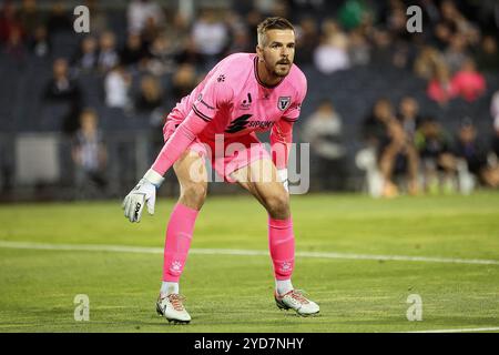 25. Oktober 2024; Campbelltown Stadium, Sydney, NSW, Australien: A-League Football, MacArthur FC gegen Newcastle Jets; Filip Kurto von Macarthur FC positioniert sich selbst, um zu verteidigen Stockfoto