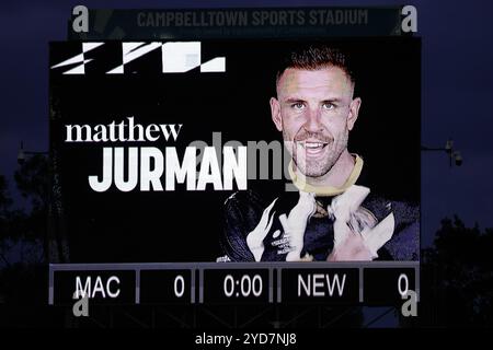 25. Oktober 2024; Campbelltown Stadium, Sydney, NSW, Australien: A-League Football, MacArthur FC gegen Newcastle Jets; Scoreboard stellt Matthew Jurman vom Macarthur FC vor Stockfoto