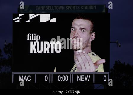 25. Oktober 2024; Campbelltown Stadium, Sydney, NSW, Australien: A-League Football, MacArthur FC gegen Newcastle Jets; Scoreboard stellt Filip Kurto vom Macarthur FC vor Stockfoto