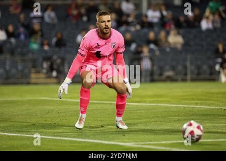 25. Oktober 2024; Campbelltown Stadium, Sydney, NSW, Australien: A-League Football, MacArthur FC gegen Newcastle Jets; Filip Kurto vom Macarthur FC beobachtet den ankommenden Ball Stockfoto