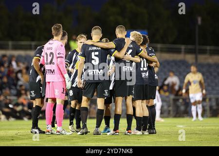 25. Oktober 2024; Campbelltown Stadium, Sydney, NSW, Australien: A-League Football, MacArthur FC gegen Newcastle Jets; Spieler des Macarthur FC drängen sich vor Beginn des Spiels Stockfoto