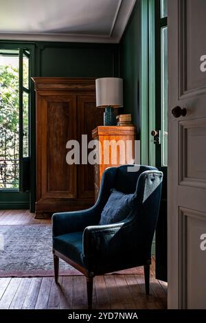 Teal Sessel im Salon der Luxusvilla in Südfrankreich. Stockfoto